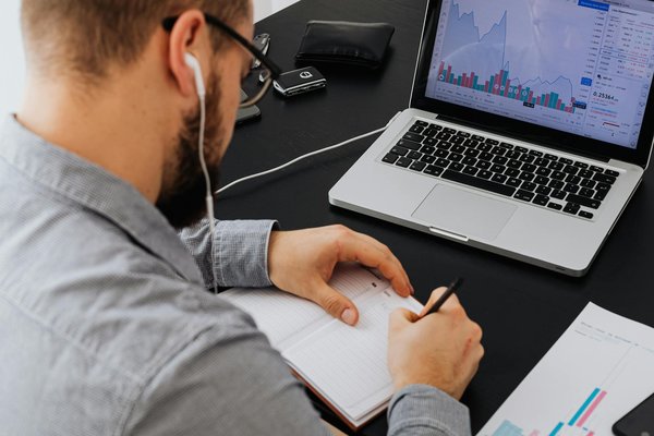 Comprendre l'impact du marketing direct sur le parcours client en informatique